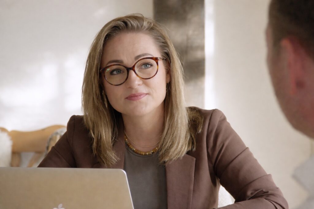 Externe vertrouwenspersoon Janine in gesprek met een medewerker